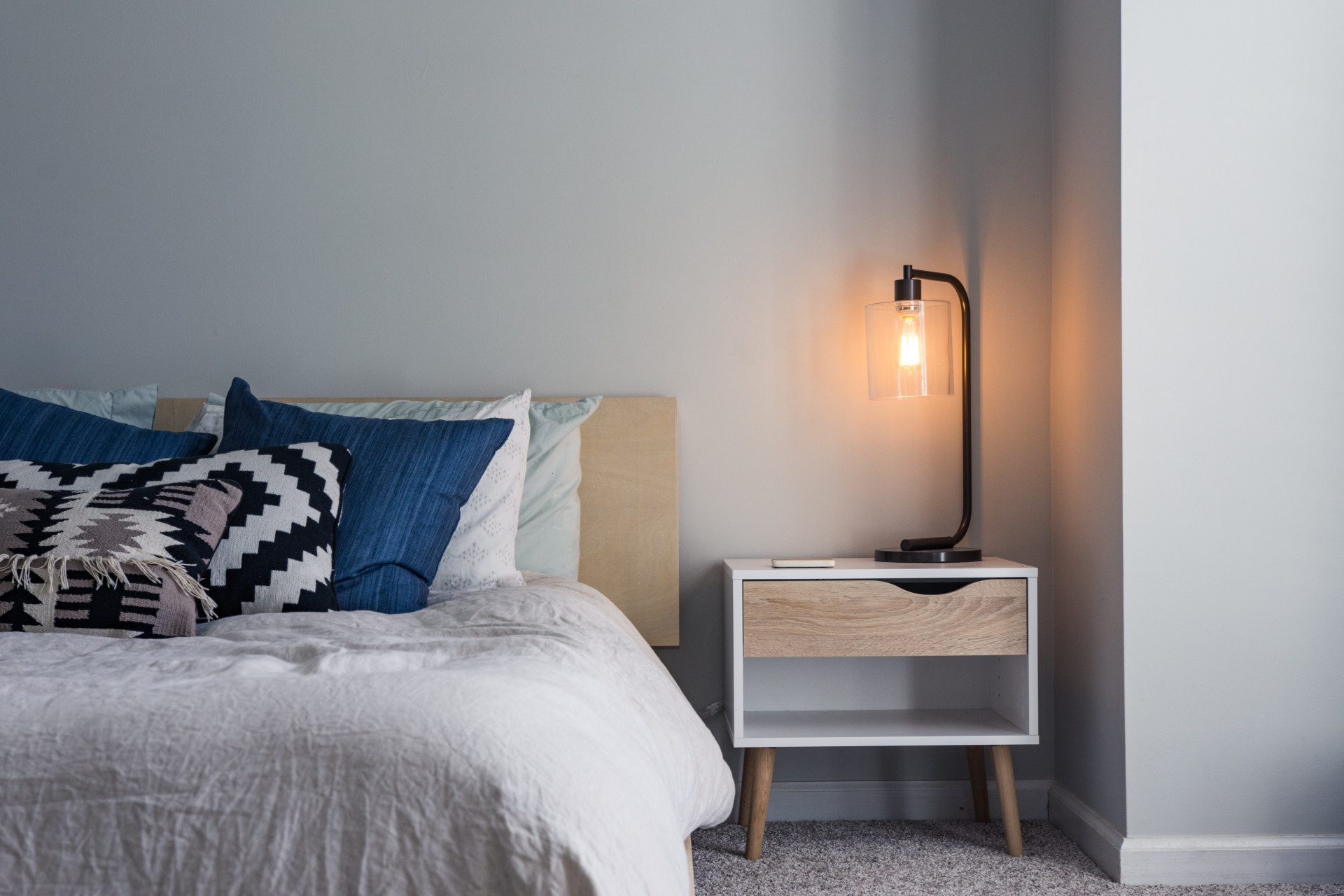 Lire la suite à propos de l’article Comment aménager un espace frais et élégant dans une chambre minimaliste